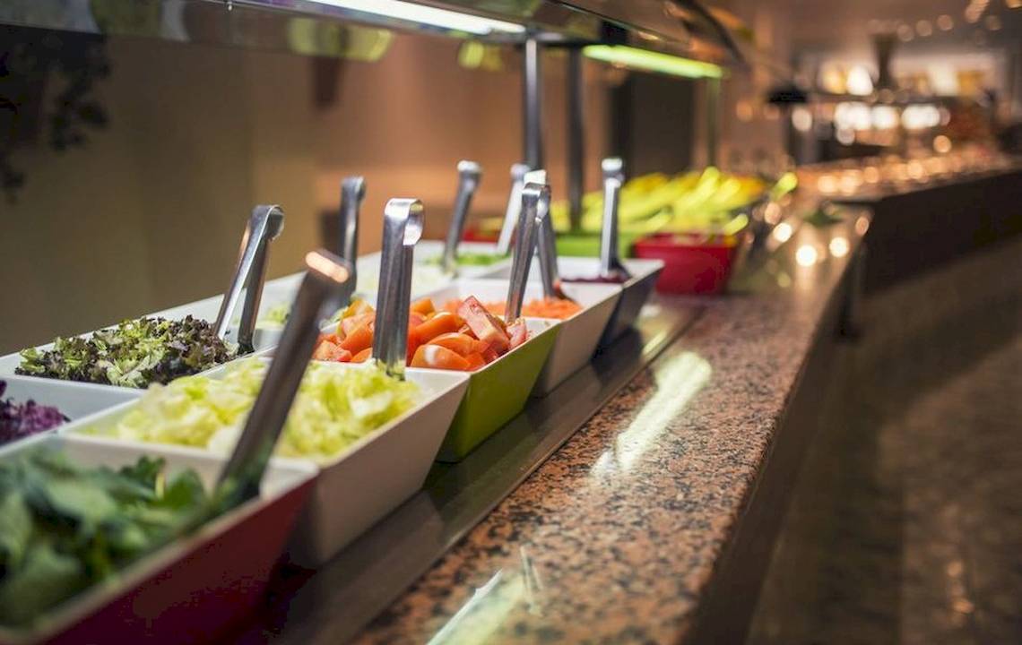 Salatbar im Hotel Moon Dreams Coral Beach mit frischen Zutaten und bunten Schalen.