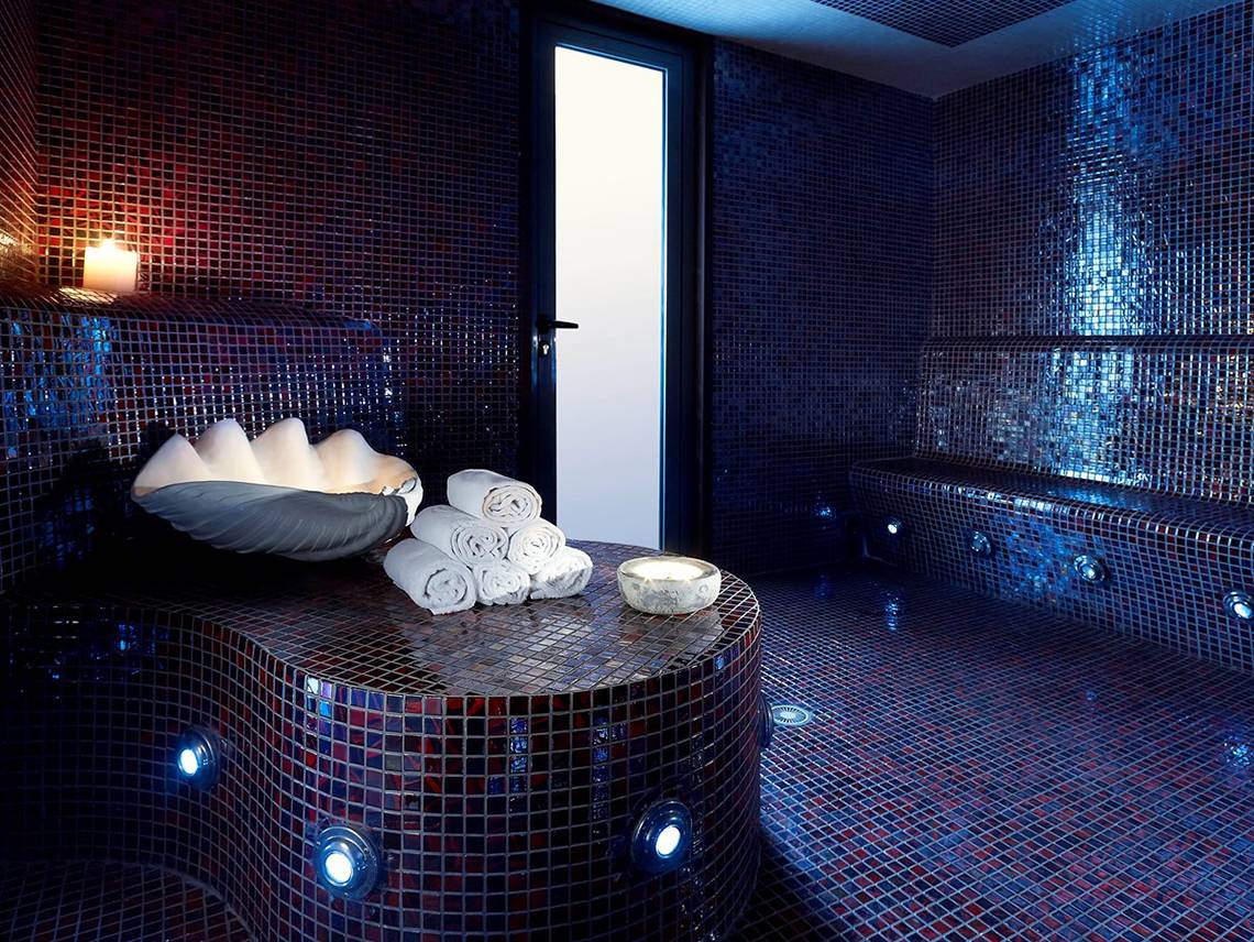 Sauna im Dimitra Beach Hotel mit blauen Mosaikfliesen und weißen Handtüchern