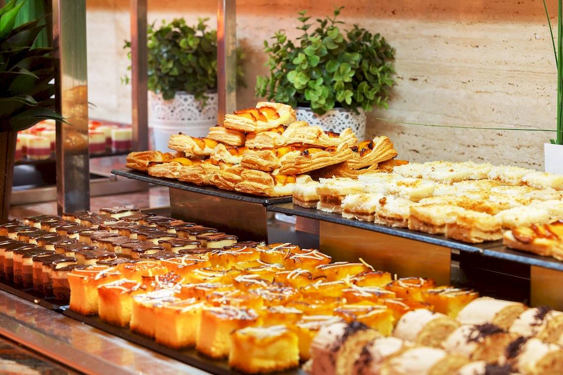 Buffet mit verschiedenen Süßigkeiten im Zafiro Tropic Hotel.