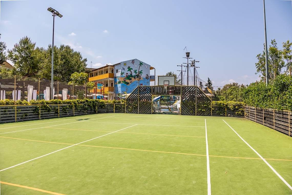 Tennisplatz des Zafiro Tropic Hotels mit einem Gebäude im Hintergrund.
