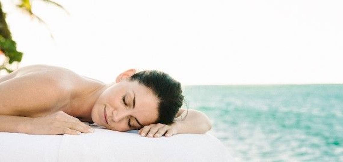 Frau genießt Entspannung am Strand mit Blick auf das Meer im The Ravenala Attitude Hotel.