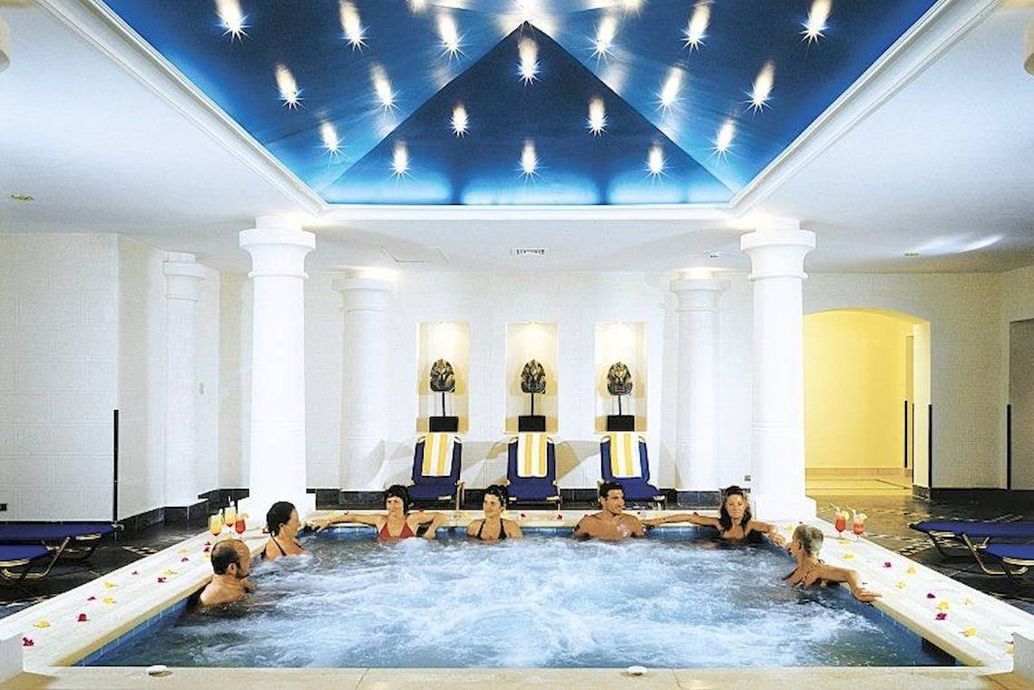 Gruppe von Menschen im Jacuzzi im Jaz Solaya Hotel