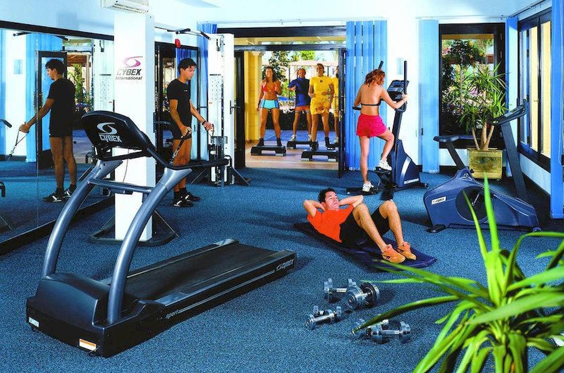 Fitnessstudio im Jaz Solaya Hotel mit diversen Geräten und Personen, die trainieren.