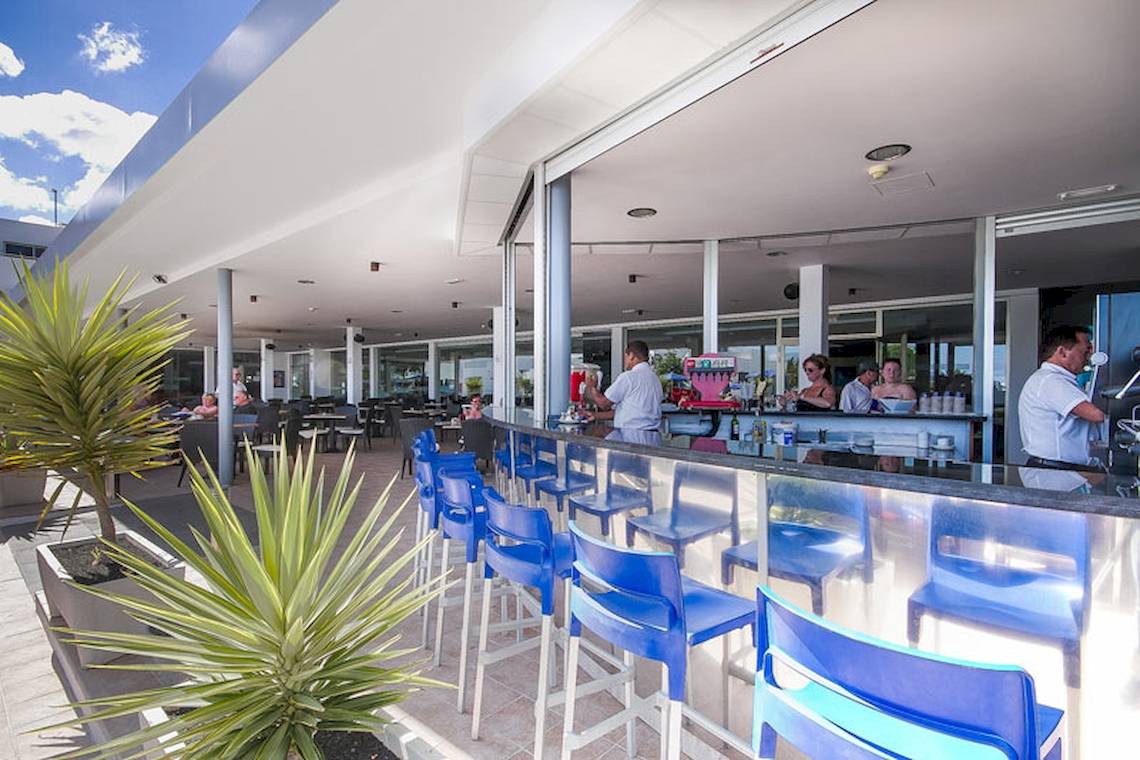 Barbereich im Lanzarote Village Hotel mit blauen Stühlen und grünen Pflanzen