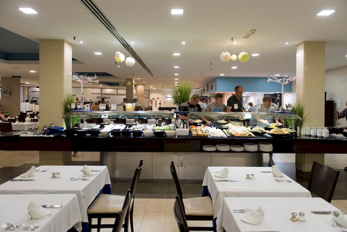 Buffetbereich im Lanzarote Village Hotel mit Gästen, die Speisen auswählen.