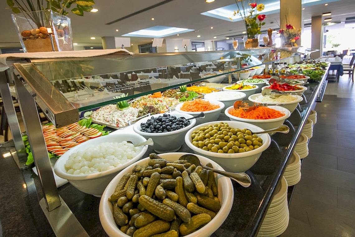 Buffetangebot im Lanzarote Village Hotel mit verschiedenen Salaten und Beilagen.