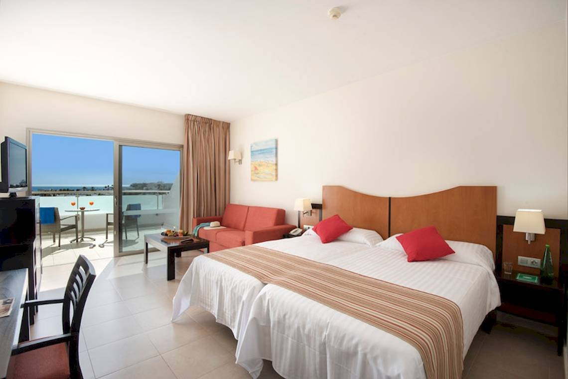 Doppelzimmer im Lanzarote Village Hotel mit Balkon und Meerblick