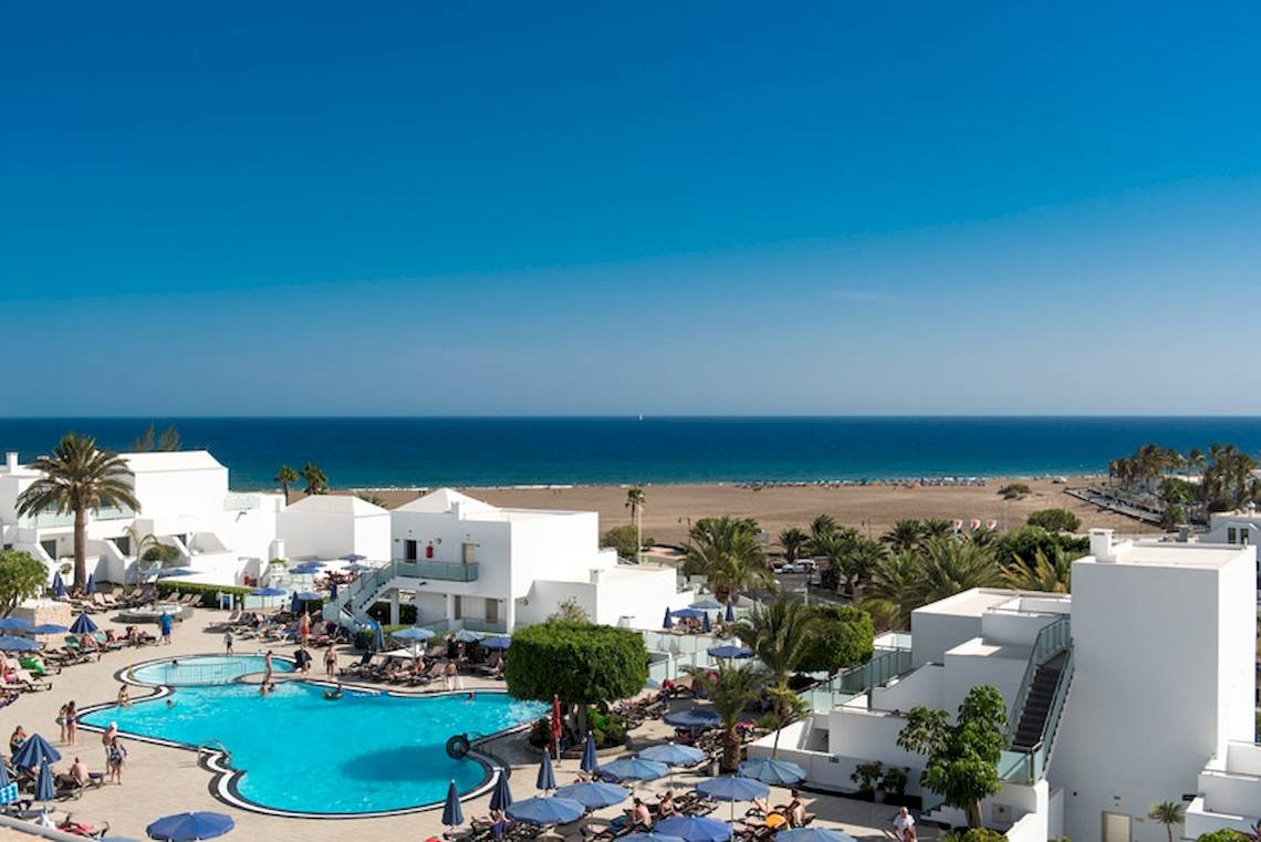 Luftaufnahme des Lanzarote Village Hotels mit Pool und Meerblick
