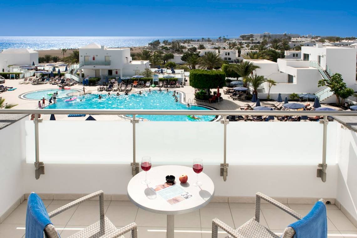 Aussicht vom Balkon des Lanzarote Village Hotels mit Swimmingpool und Meer