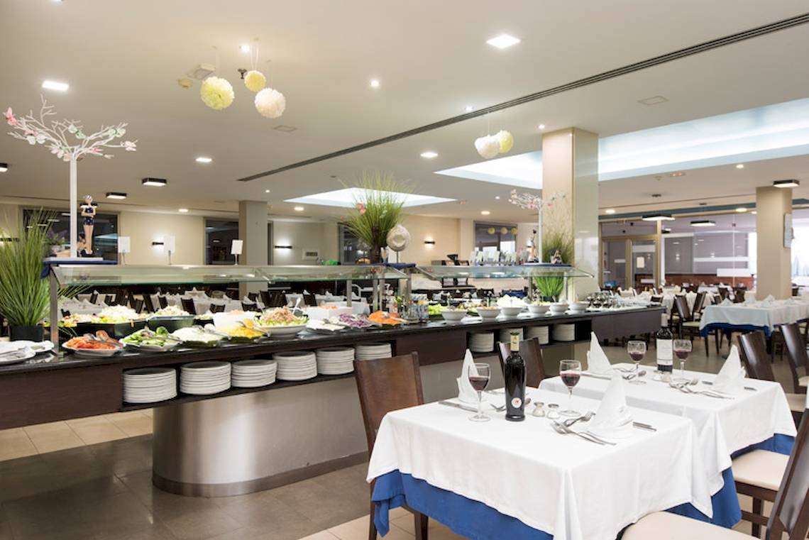 Buffetbereich des Lanzarote Village Hotels mit vielen Speisen und gedeckten Tischen.