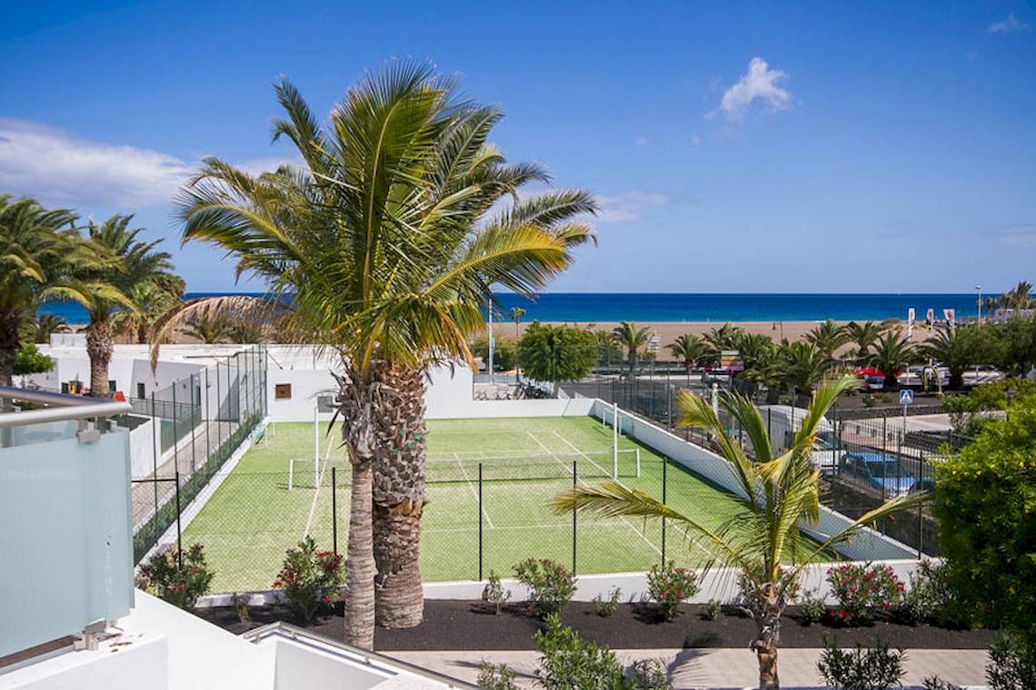 Aussicht auf den Tennisplatz des Lanzarote Village Hotels mit Blick auf den Ozean