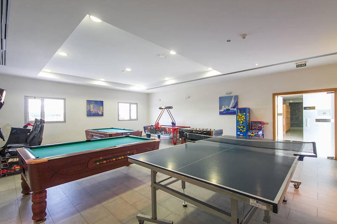 Spielzimmer im Lanzarote Village Hotel mit Tischtennisplatte und Billardtisch.