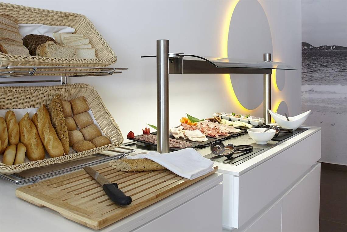 Buffet-Tisch im Ibiza Sun Apartments Hotel mit verschiedenen Brotsorten und Aufschnitten.
