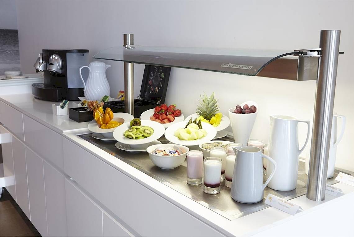Frühstücksbuffet im Ibiza Sun Apartments Hotel mit verschiedenen Früchten und Getränken.
