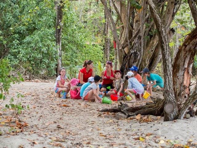 Kinder spielen am Strand im Schatten der Bäume im Pierre & Vacances Village Sainte Luce