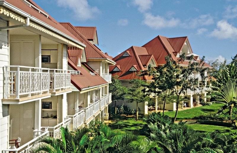Außenansicht des Pierre & Vacances Village Sainte Luce Hotels mit mehreren Gebäuden und Balkonen.
