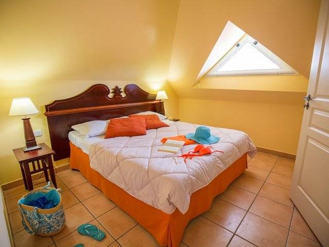 Hotelzimmer im Pierre & Vacances Village Sainte Luce mit Bett, Lampen und Fenster