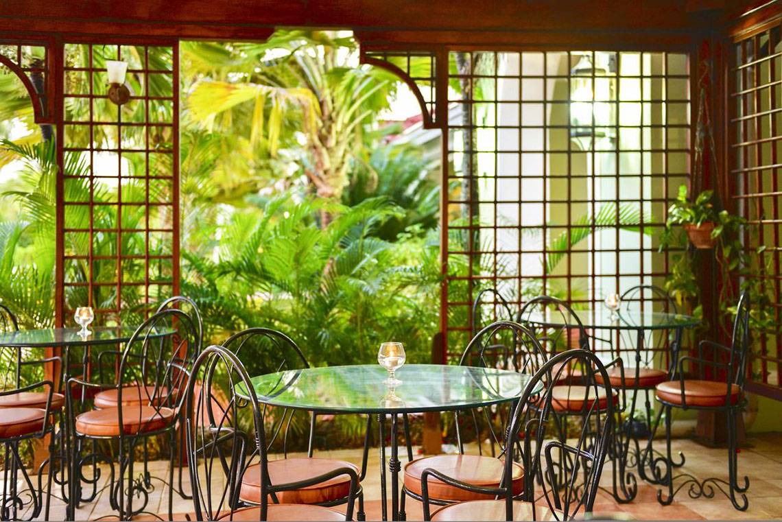 Terrasse des Iberostar Playa Alameda Hotels mit runden Tischen und Stühlen unter einem Dach