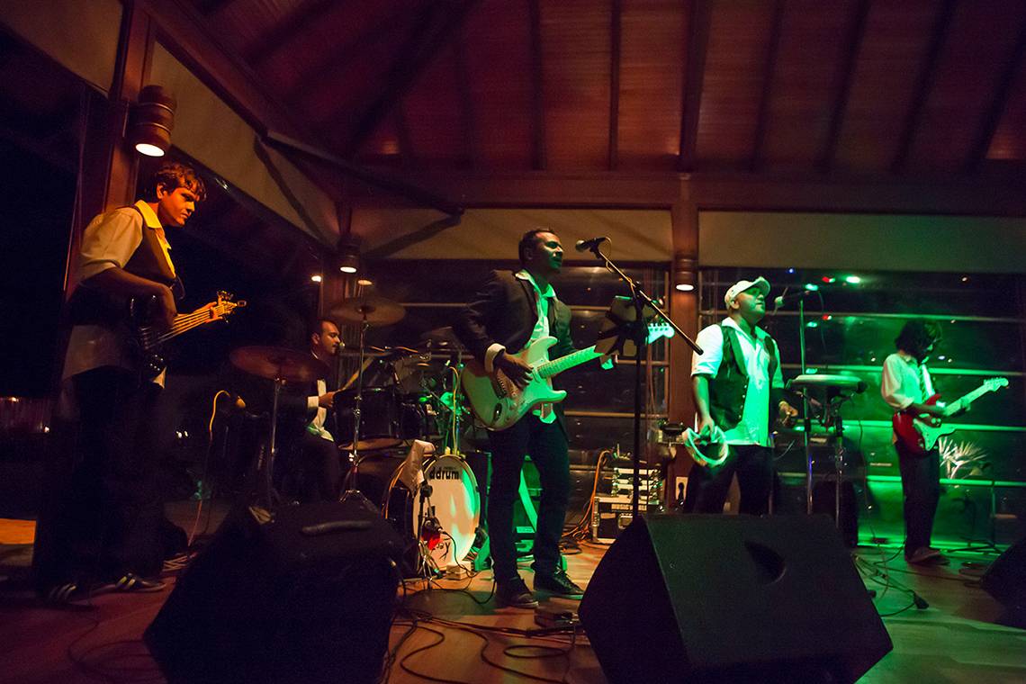 Eine Band spielt auf der Bühne im Kurumba Maldives.