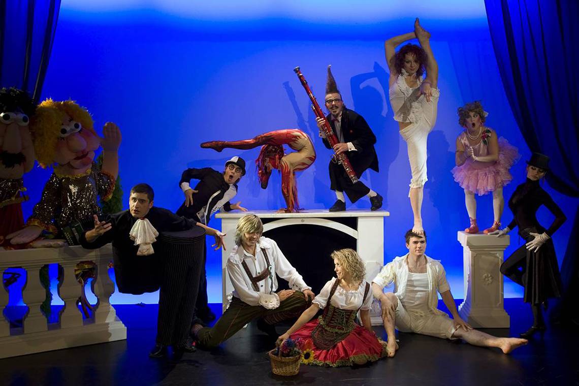 Theatergruppe der Blue Waters Club auf der Bühne mit verschiedenen Kostümen und Requisiten.