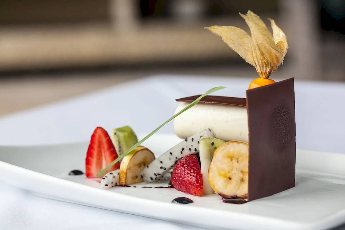Obstdessert im Le Domaine de L'Orangeraie Hotel auf einem weißen Teller serviert.