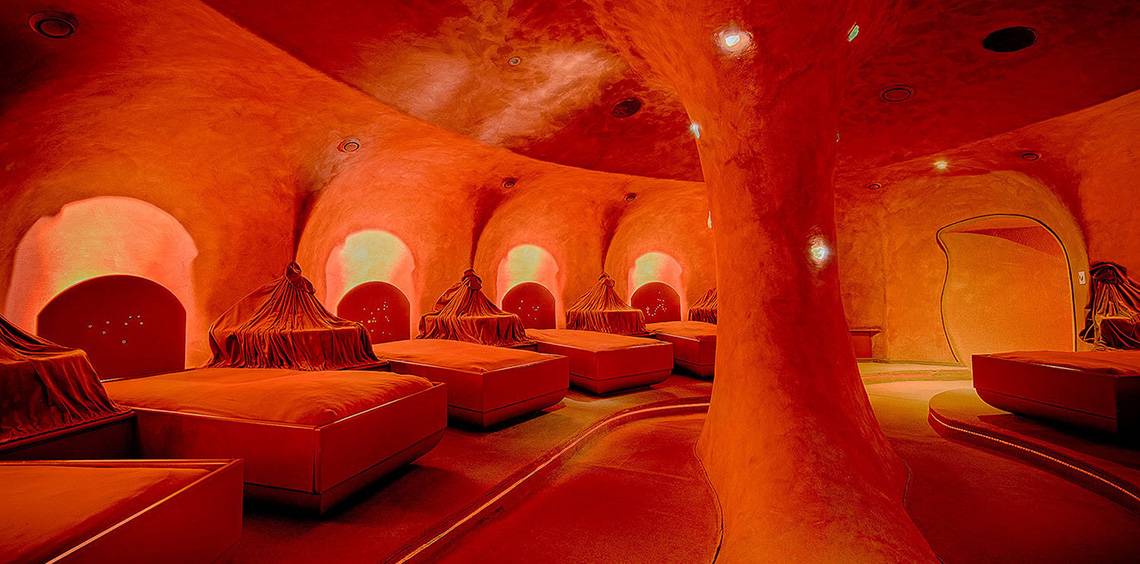 Roter Raum im Lopesan Costa Meloneras Resort & Spa mit roten Möbeln und Wänden.