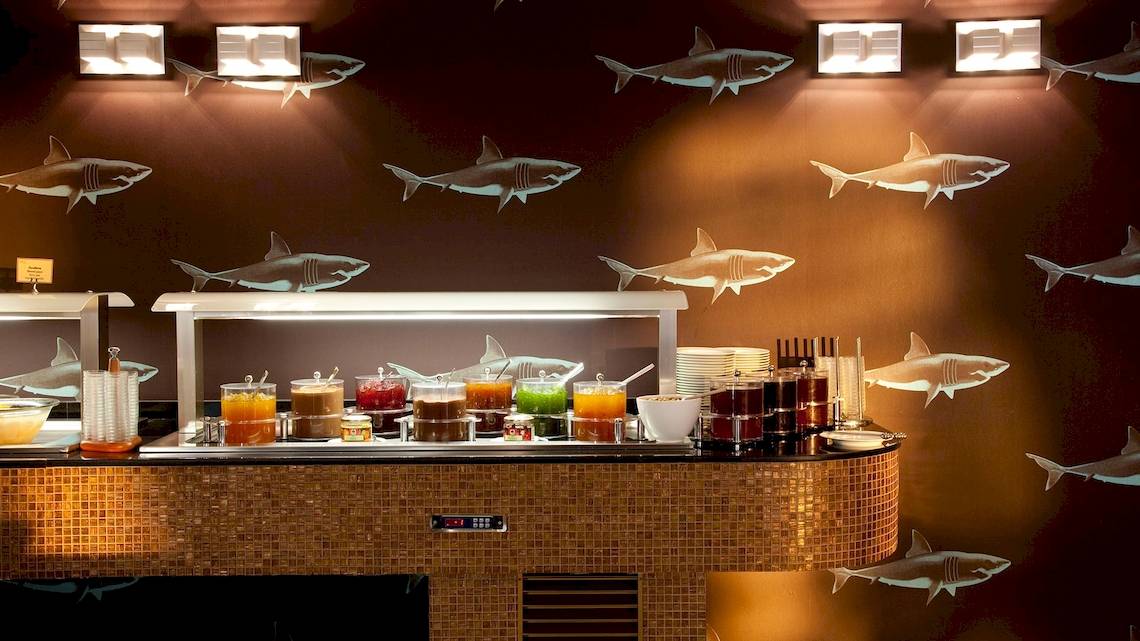 Buffet-Tisch im Sentido Port Royal Villas & Spa mit diversen Getränken und Dekoration.