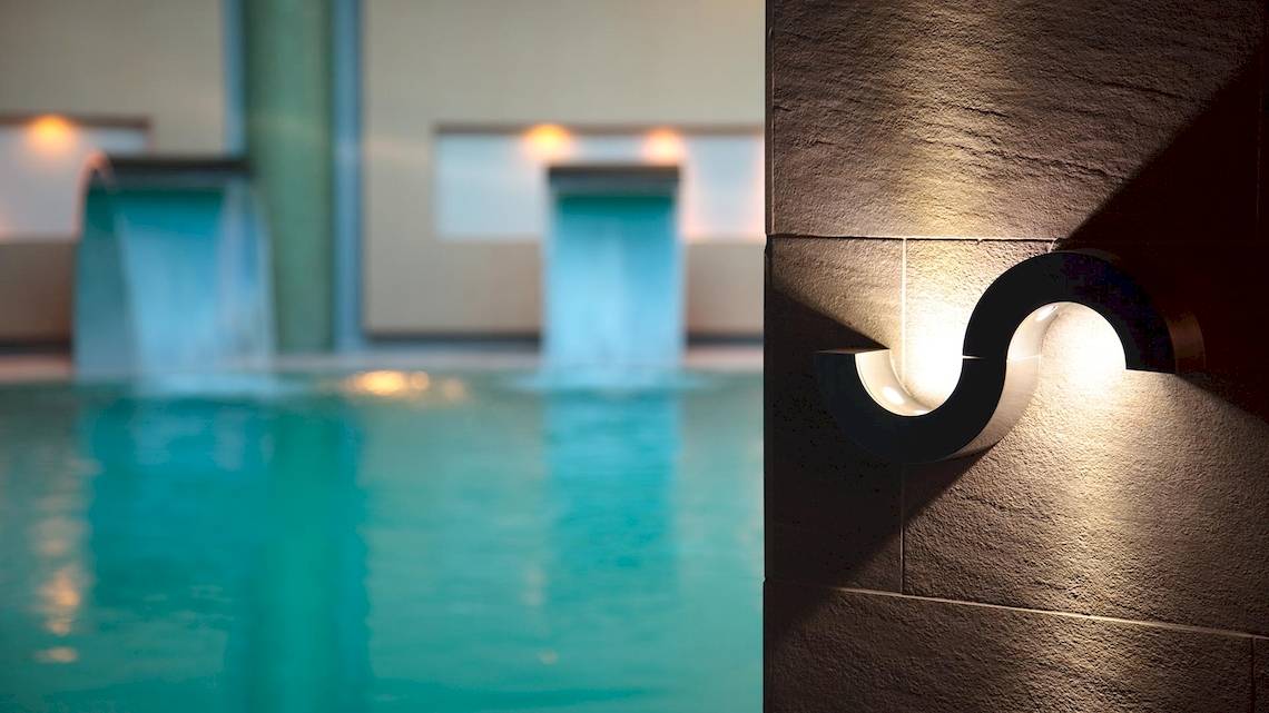 Licht an der Wand neben dem Pool des Sentido Port Royal Villas & Spa