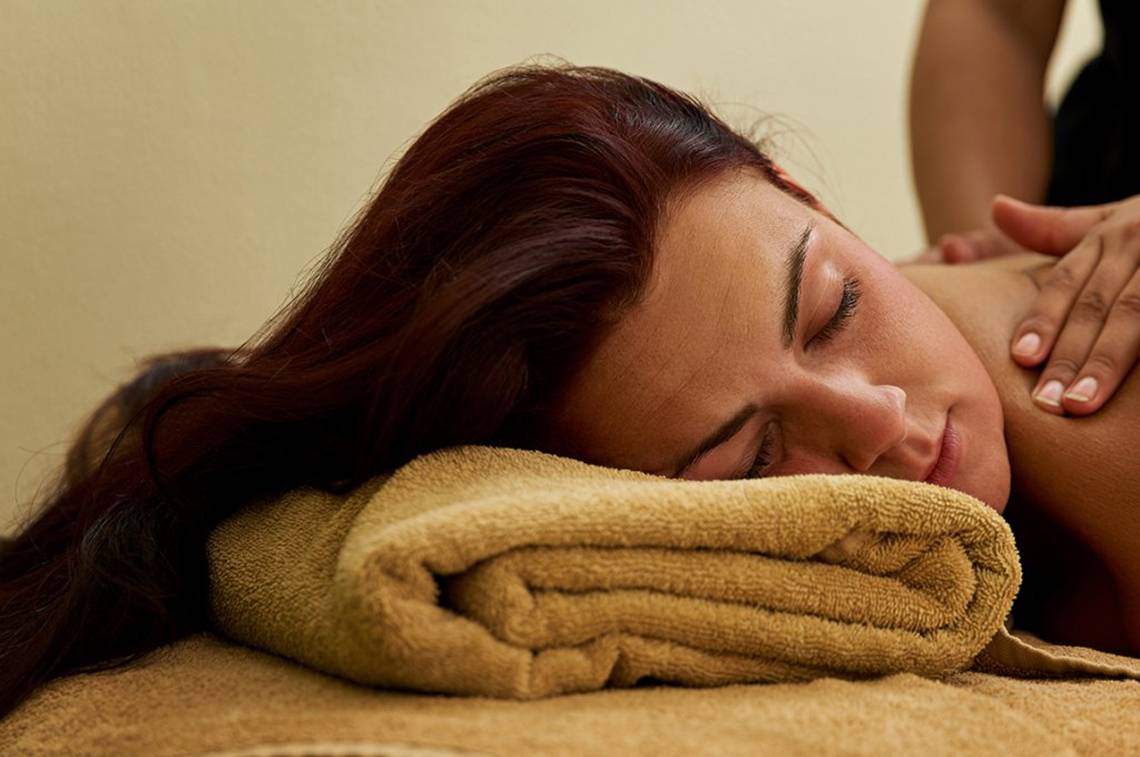 Eine Frau genießt eine Massage im Continental Hotel Hurghada.