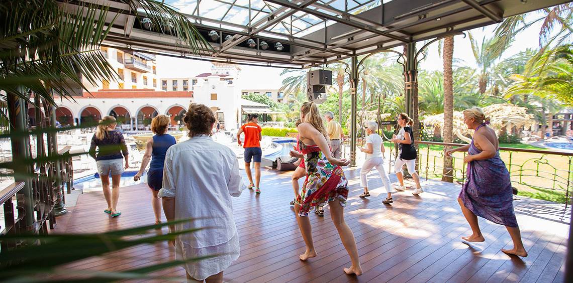 Gruppe von Menschen, die einen Tanzkurs im Hotel Lopesan Costa Meloneras Resort & Spa besuchen.