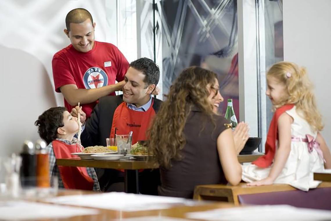 Familie genießt Mahlzeit im Hotelrestaurant des Millennium Plaza Downtown
