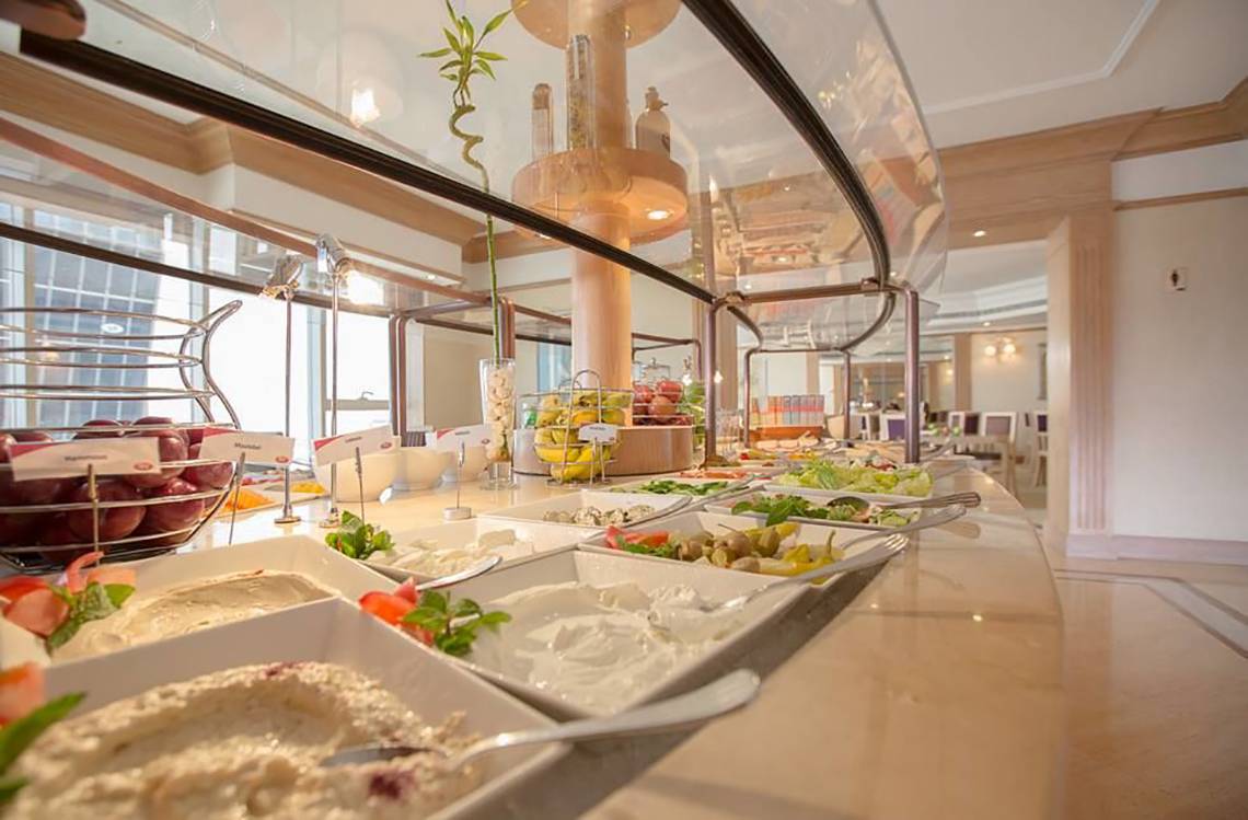 Buffettisch im Millennium Plaza Downtown mit verschiedenen Salaten und Dips.
