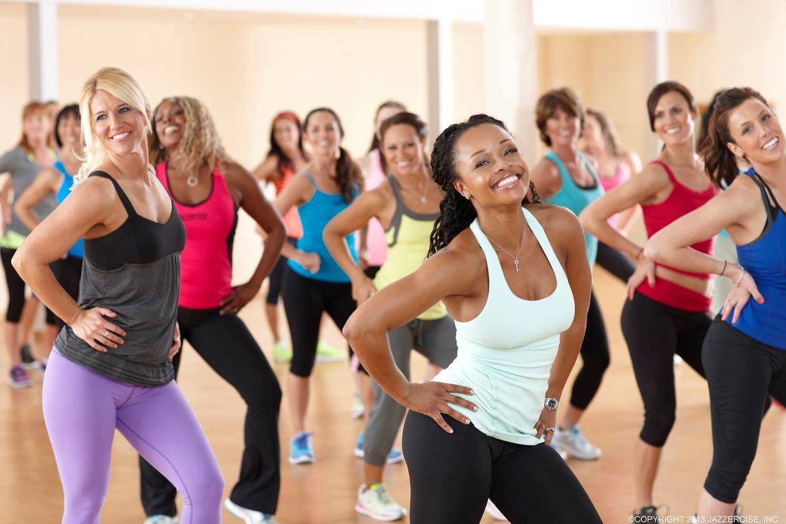 Gruppe von Frauen, die einen Fitnesskurs im Millennium Plaza Downtown machen