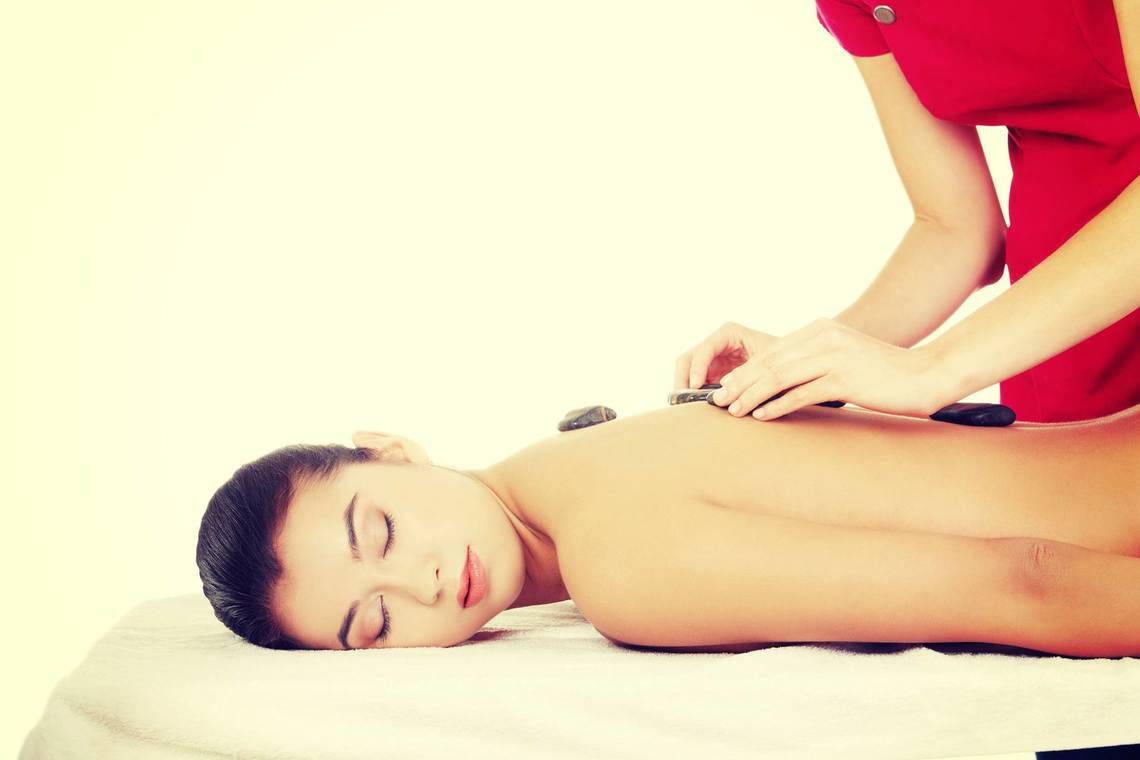 Frau im Millennium Plaza Downtown Hotel genießt eine Rückenmassage