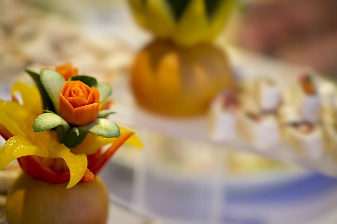 Nahaufnahme von fruchtigen Blumenarrangements auf einem Teller im Grecian Sands Hotel.