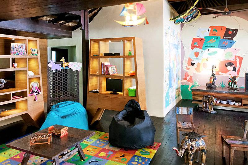 Novotel Bali Benoa Kinderzimmer mit bunter Wand, Spielzeug und Möbeln.