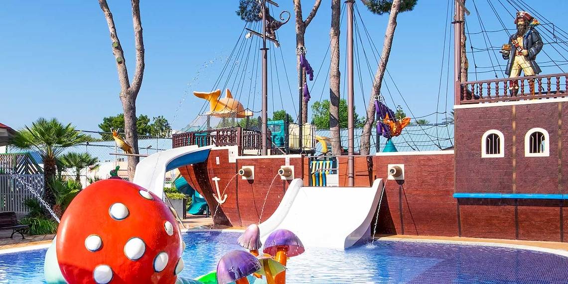 Piratenspielplatz im Viva Blue & Spa Hotel mit einem Schiff und Wasserrutschen.