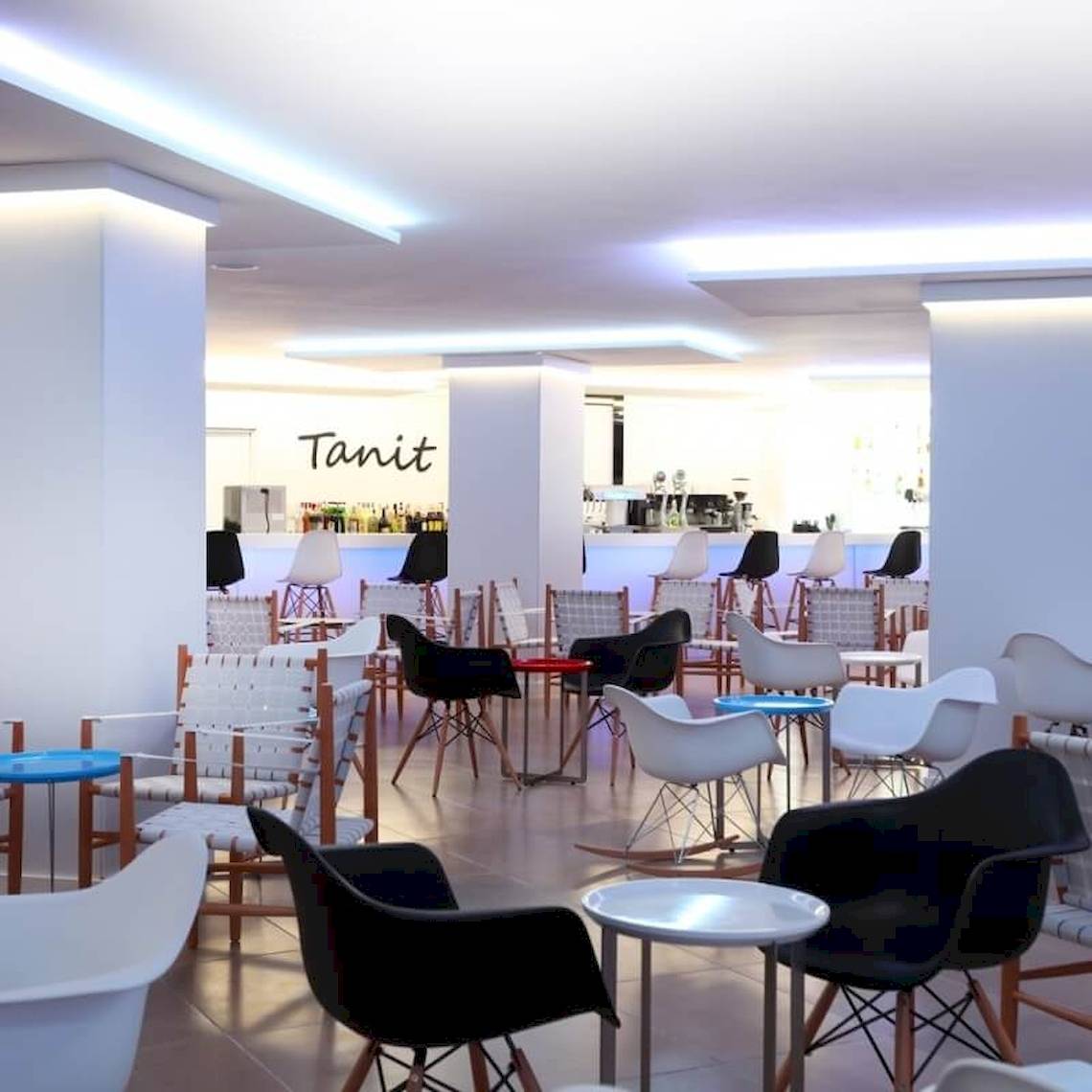 Innenbereich des Sandos El Greco Beach Hotels mit dem Namen Tanit auf einer Wand