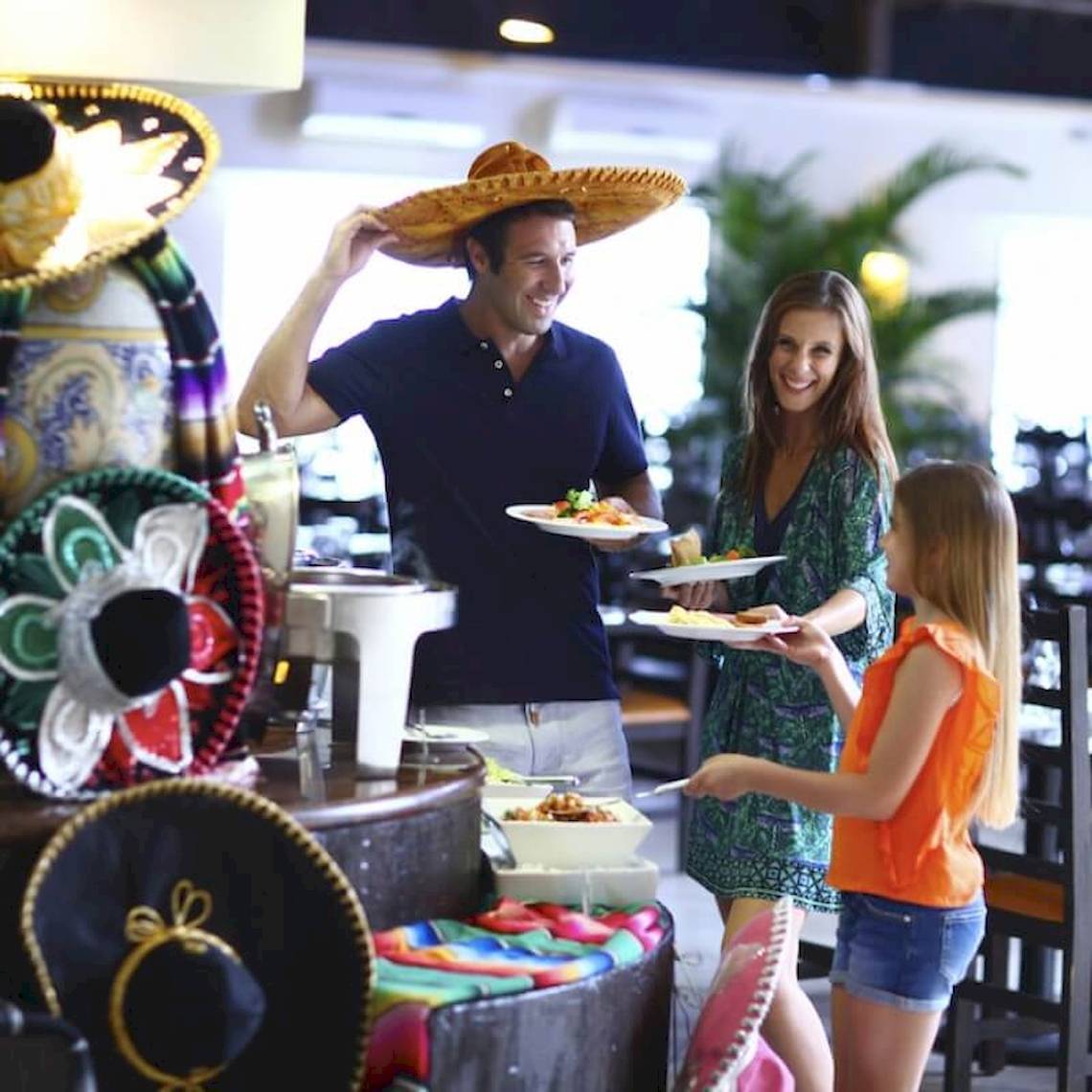 Familie am Buffet im Sandos Caracol Eco Resort