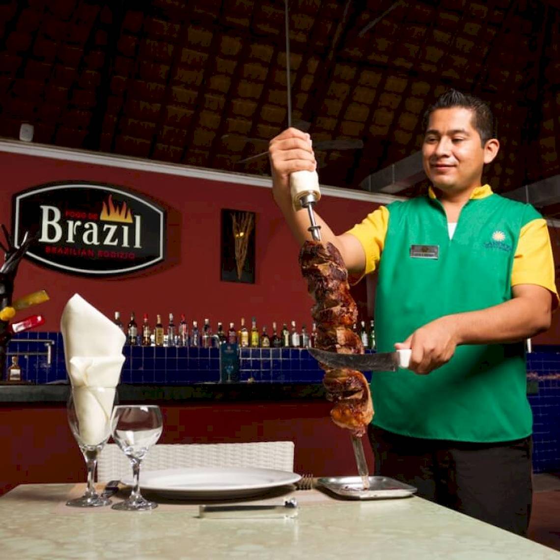 Ein Mitarbeiter schneidet Fleisch im Brazilian Rodizio Restaurant.