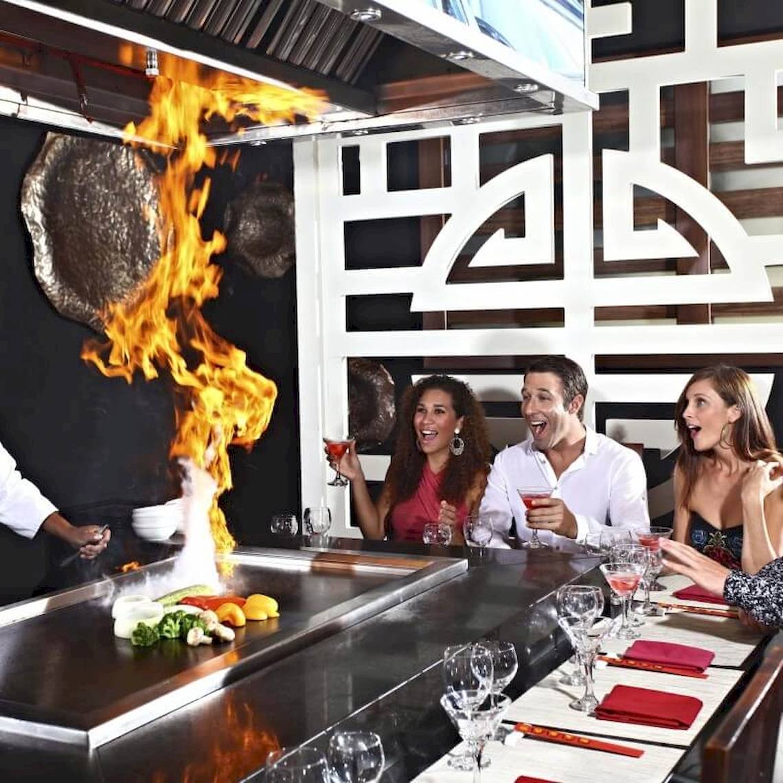 Sandos Caracol Eco Resort Grill-Tisch mit kochender Flamme und Gästen