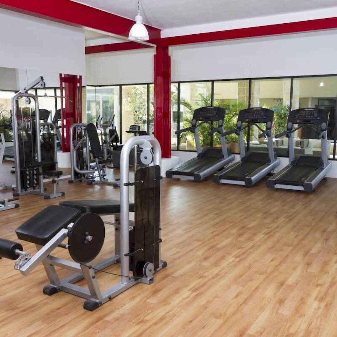 Fitness Center im Sandos Caracol Eco Resort mit Laufbändern und Kraftgeräten.
