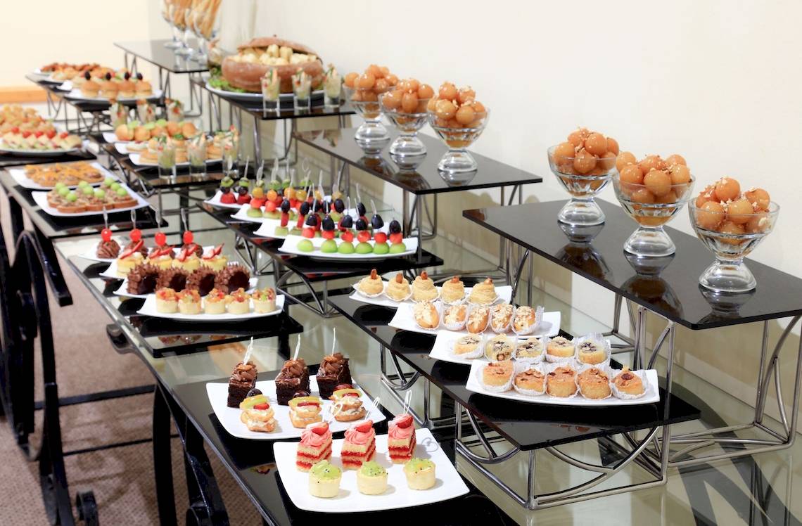 Buffettisch im LABRANDA Royal Makadi Hotel mit verschiedenen Desserts und Häppchen.