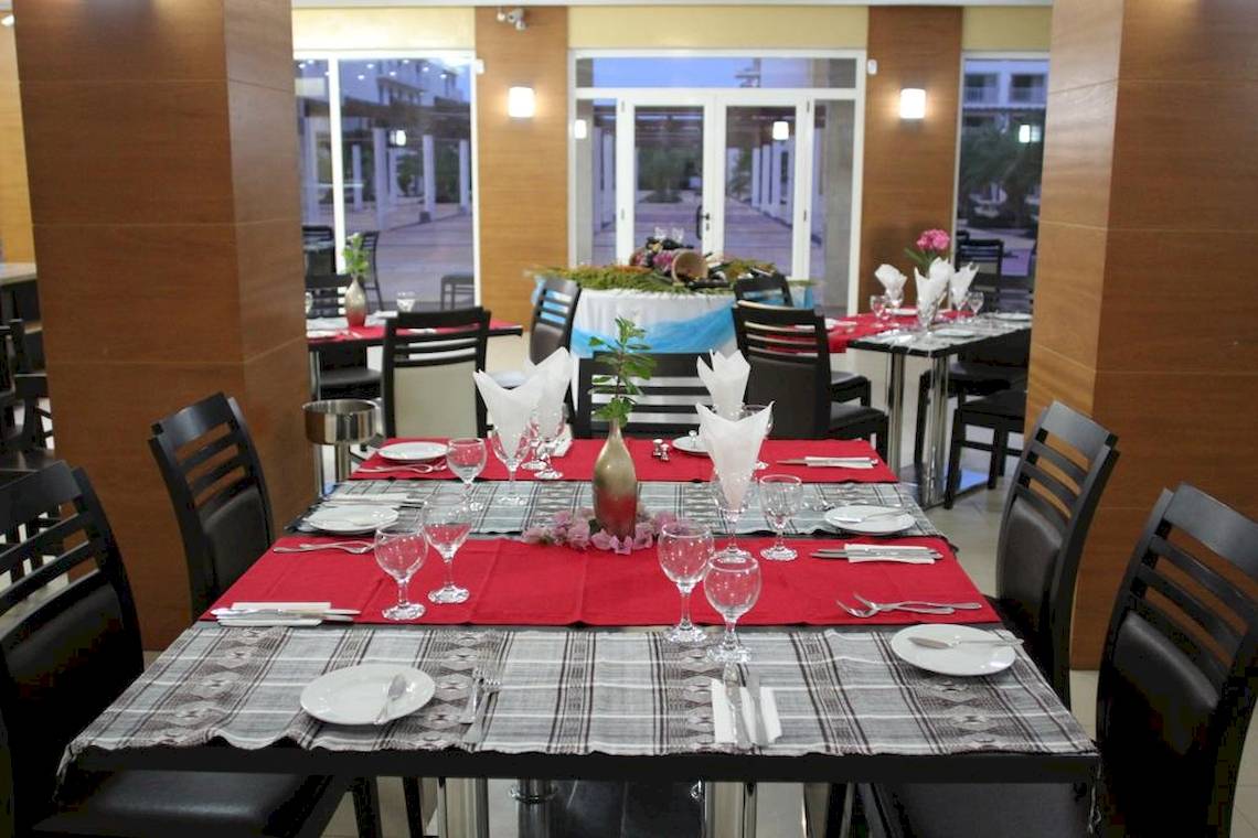 Innenansicht des Restaurants im Agua Hotels Sal Vila Verde mit gedeckten Tischen und Stühlen.