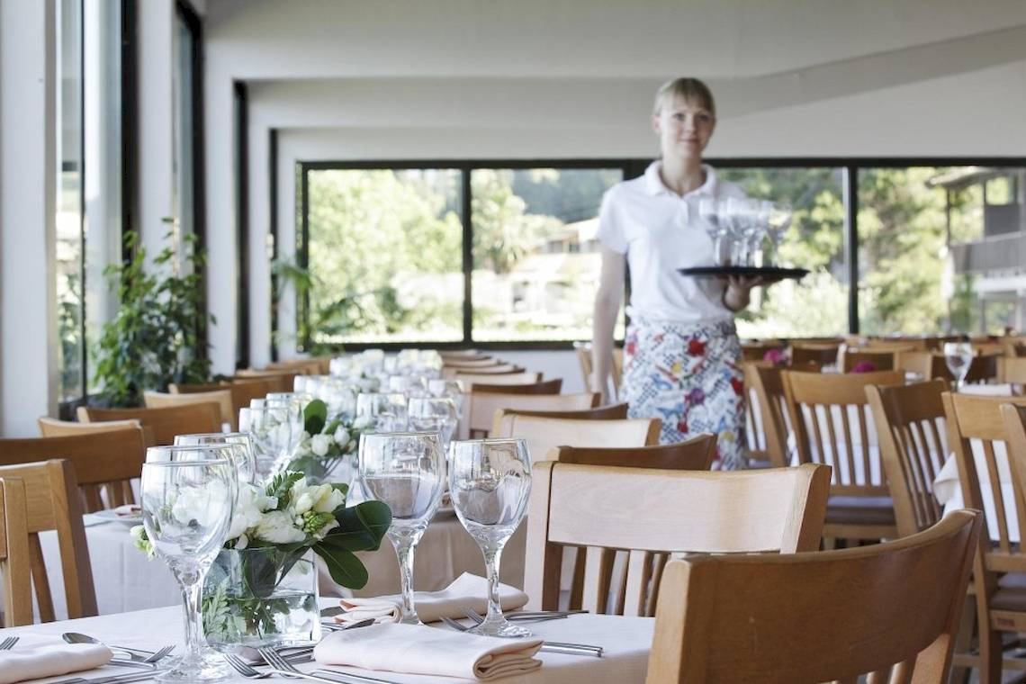 Restauranttisch im Aeolos Beach Resort auf Korfu mit servierter Kellnerin