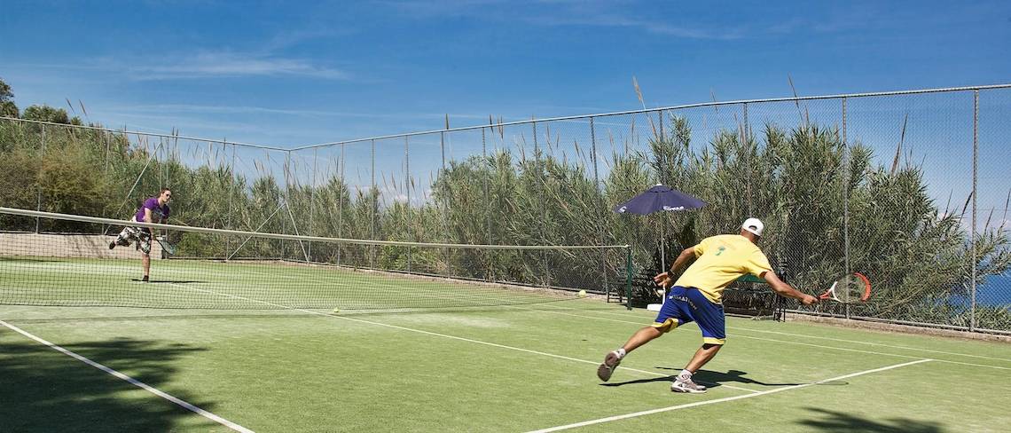Zwei Männer spielen Tennis auf einem Tennisplatz im Aeolos Beach Resort auf Korfu.