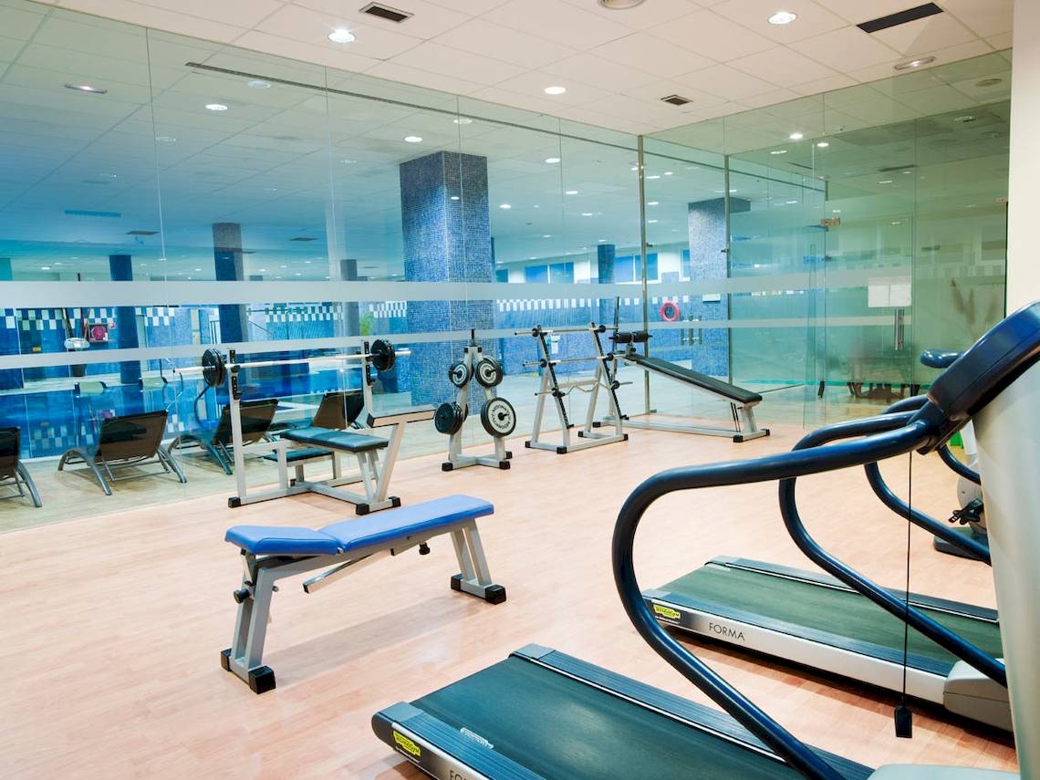 Fitness-Center im H10 Estepona Palace mit Laufbändern, Hanteln und anderen Geräten