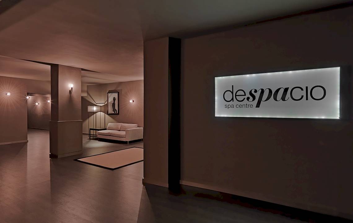 Despacio Spa Zentrum Eingang mit Beleuchtung und Couch