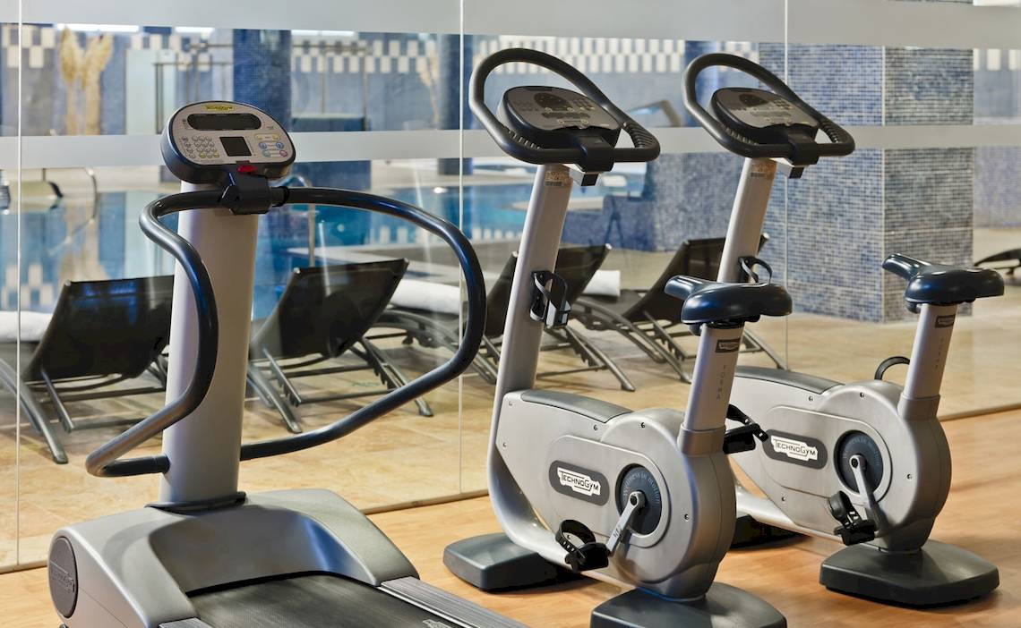 Fitnessgeräte im Fitnessbereich des H10 Estepona Palace Hotels