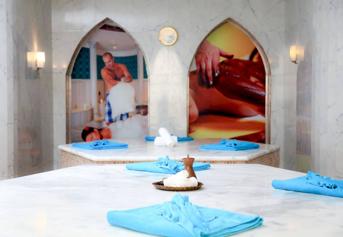 Wellnessbereich im LABRANDA Royal Makadi Hotel mit Behandlungstischen und blauen Handtüchern.